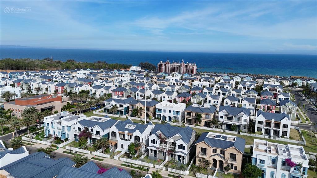 Giá siêu tốt căn biệt thự 8x20m, giá 4.4 tỷ bao hết đã nhận nhà ngay sau lưng là hồ bơi clubhouse