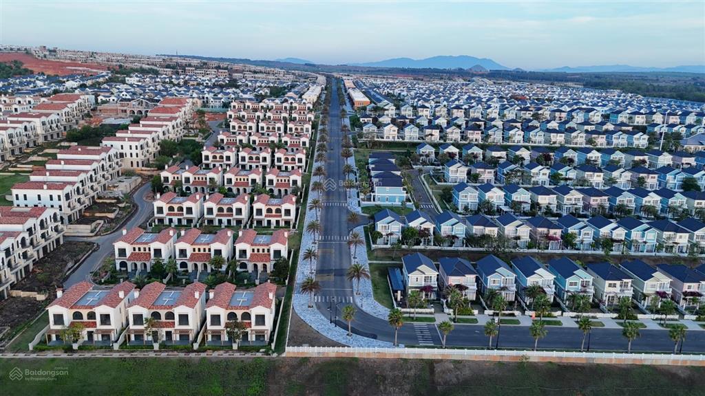 Giá siêu tốt căn biệt thự 8x20m, giá 4.4 tỷ bao hết đã nhận nhà ngay sau lưng là hồ bơi clubhouse