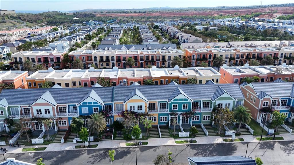 Giá siêu tốt căn biệt thự 8x20m, giá 4.4 tỷ bao hết đã nhận nhà ngay sau lưng là hồ bơi clubhouse