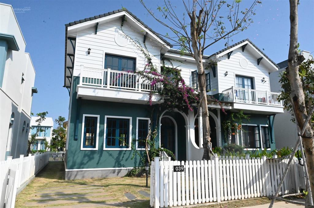 Giá siêu tốt căn biệt thự 8x20m, giá 4.4 tỷ bao hết đã nhận nhà ngay sau lưng là hồ bơi clubhouse