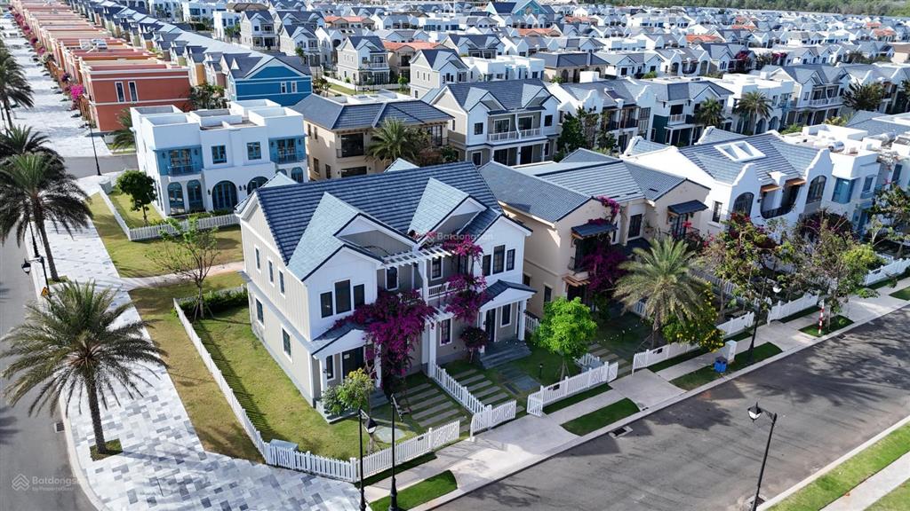 Giá siêu tốt căn biệt thự 8x20m, giá 4.4 tỷ bao hết đã nhận nhà ngay sau lưng là hồ bơi clubhouse