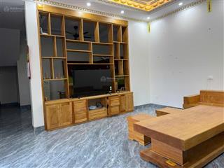 Chủ cần bán gấp căn nhà 3 tầng + sân vườn tổng 300m2. ô tô vào đất gần cụm công nghiệp hà nội.