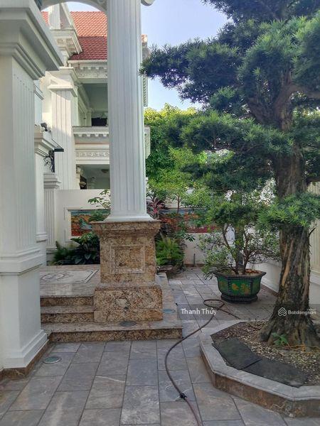 Giảm 1 tỷ  bán gấp bt kđt định công  150m2 x mt 10m  sân vườn tứ phía, nhà đẹp ở ngay