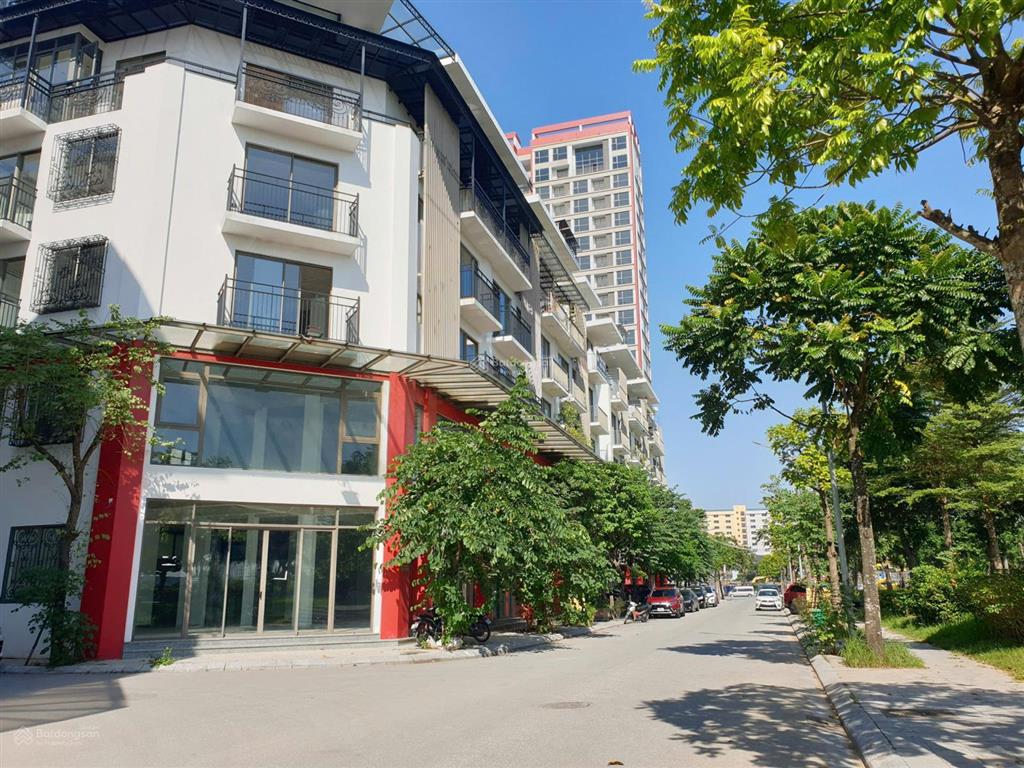 Cần tiền bán gấp căn shophouse 76,3m 20 tỷ, hoàn thiện mặt ngoài, sổ đỏ cất két