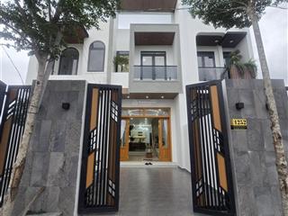 Bán căn nhà vừa mới xây xong. nhà xây thiết kế sang trọng hiện đại chủ bán lấy vốn trả bank. bán rẻ
