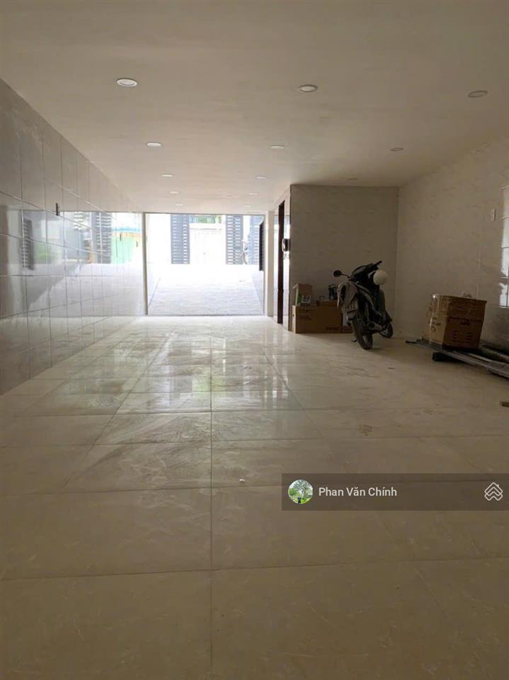 Cho thuê văn phòng tầng trệt (5x21m) kđt vạn phúc, có hầm để xe, lối đi riêng. giá 10 triệu tl