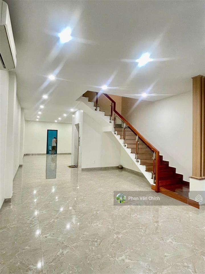 Cho thuê văn phòng tầng trệt (5x21m) kđt vạn phúc, có hầm để xe, lối đi riêng. giá 10 triệu tl