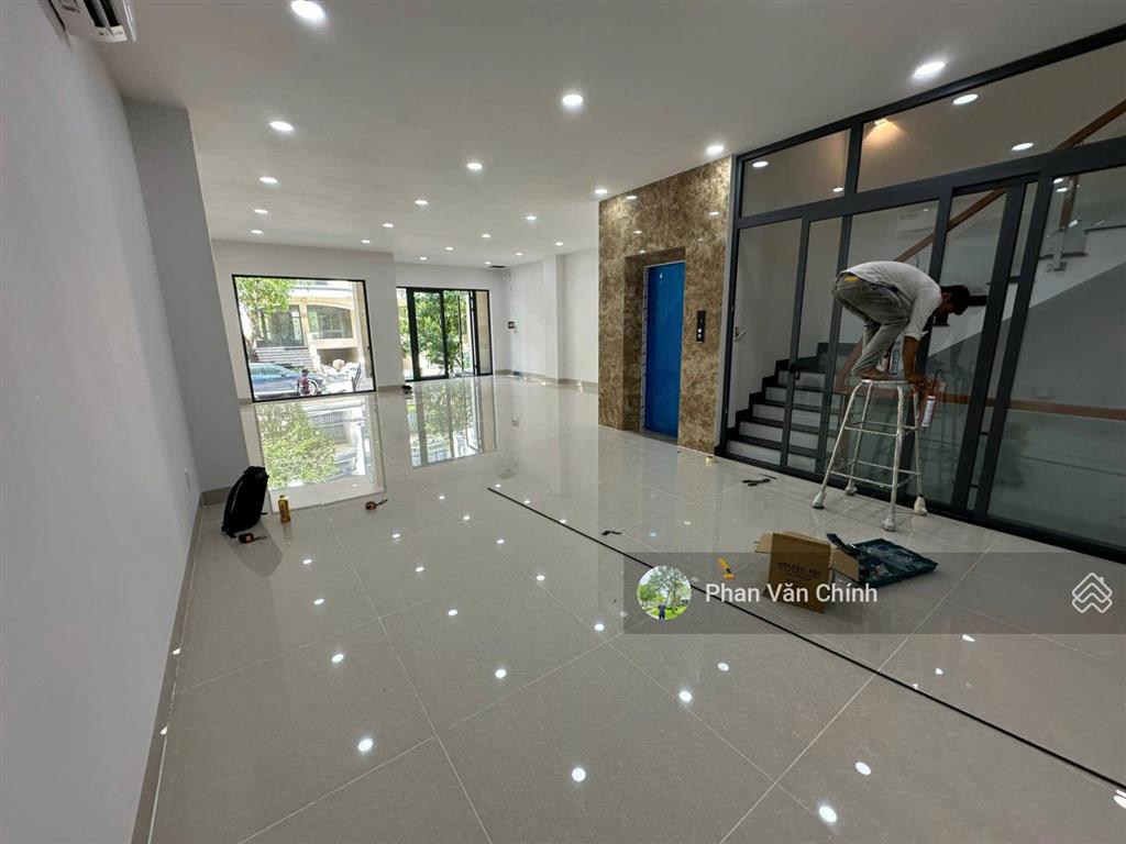 Cho thuê nguyên tầng trệt nhà vạn phúc city sàn trống suốt làm văn phòng công ty giá 16 triệu