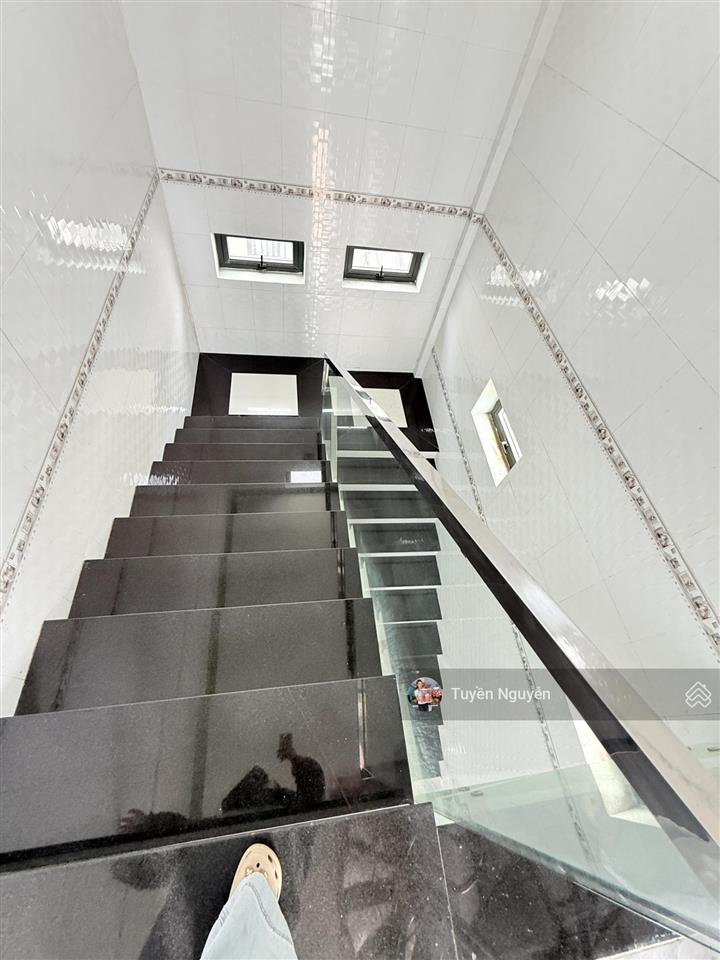 Ngộp bank  bán gấp nhà 2 mặt tiền diện tích sử dụng 350m2 ngang 6m, ô tô thông thích hợp xây chdv