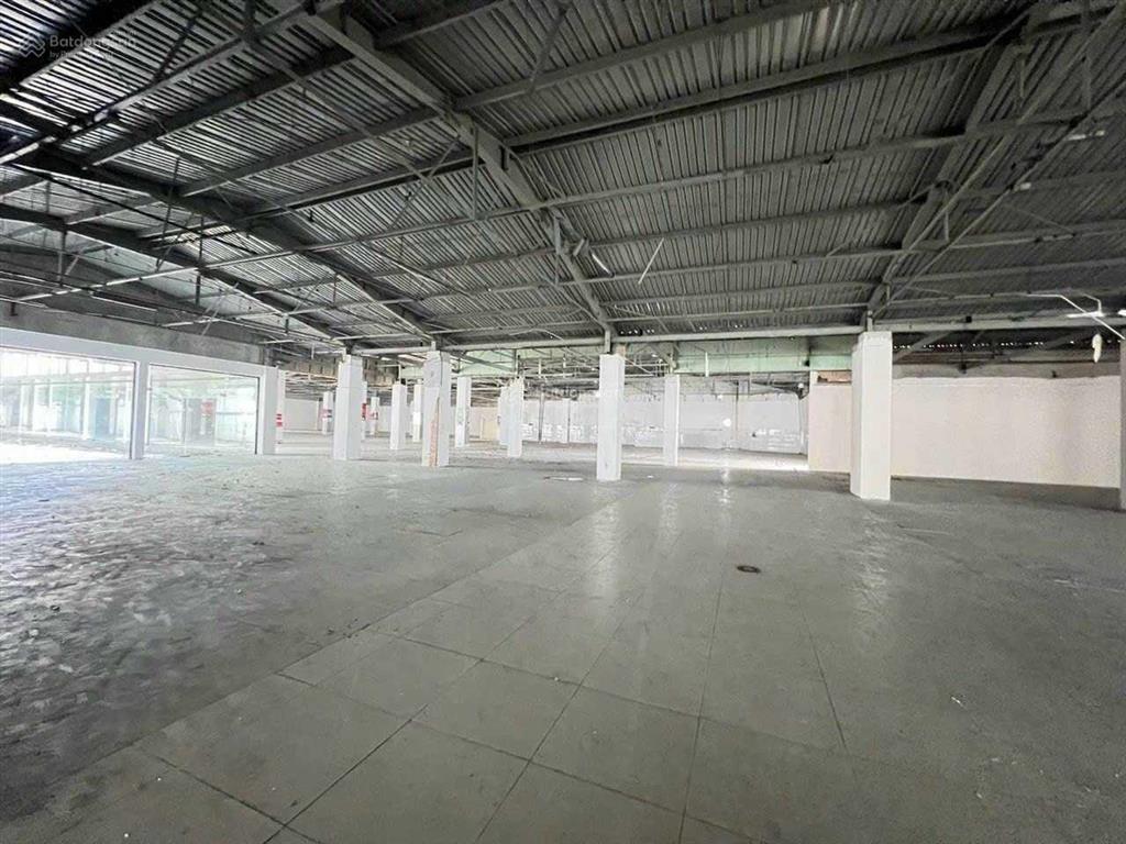 Cho thuê mb thương mại 856 âu cơ ngang 50m vị trí siêu đẹp, hiện trạng st coop mart trống suốt