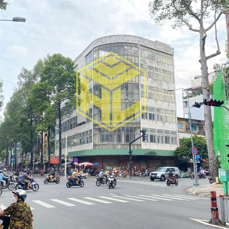 Siêu phẩm góc đèn đỏ nguyễn chí thanh & tạ uyên ngang bảng hiệu 50m vị trí có 1 0 2