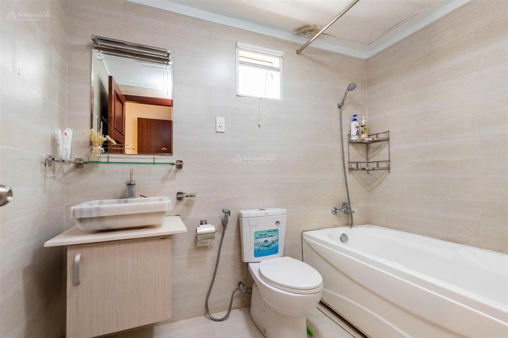 Chủ cần tiền bán gấp ch 2pn tầng cao view hồ. giá sập sàn