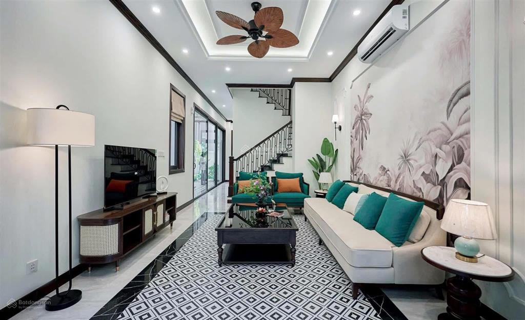 Giá rẻ căn phố biển mt 5m đn gần chung cư cạnh công viên nước đối diện ra grand word