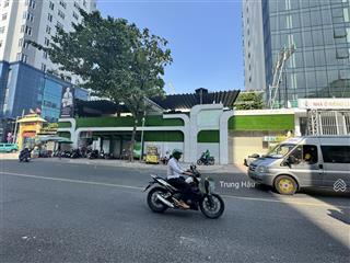 Siêu vị trí mt lê quang định q. bình thạnh. dt 18 x 53m = cn 900m2  hđt 300 triệu. giá 100 tỷ