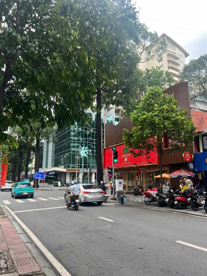 Siêu vị trí . mt mạc đỉnh chi quận 1 . dt 12.20 x 37m = 451m2 . 3 tầng . hđt 520 triệu . giá 160 tỷ