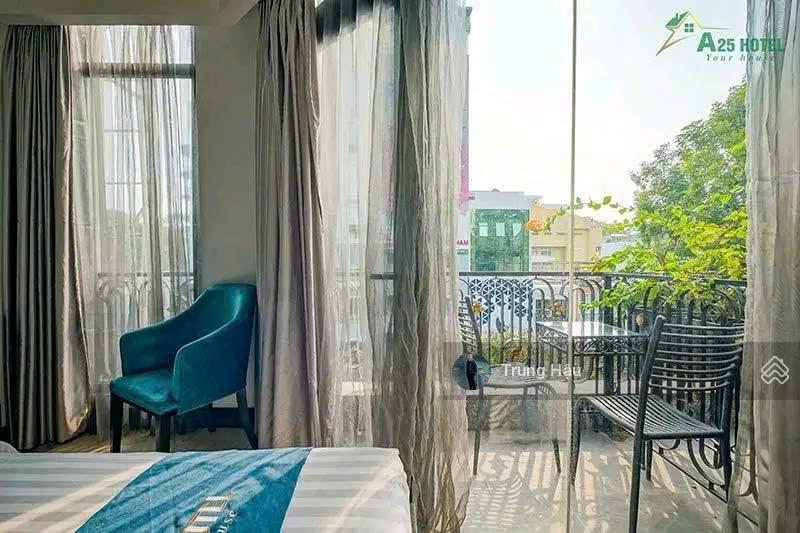 Bán ks 3 sao mt trương định, quận 3  dt 2.000m2 hầm  10 tầng  51 pn  hđt 950 triệu  giá 200 tỷ