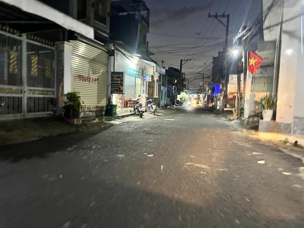 Bán nhà mặt tiền đang kinh doanh buôn bán ngay chợ cổng 10 p. long bình ngay công viên tam hiệp
