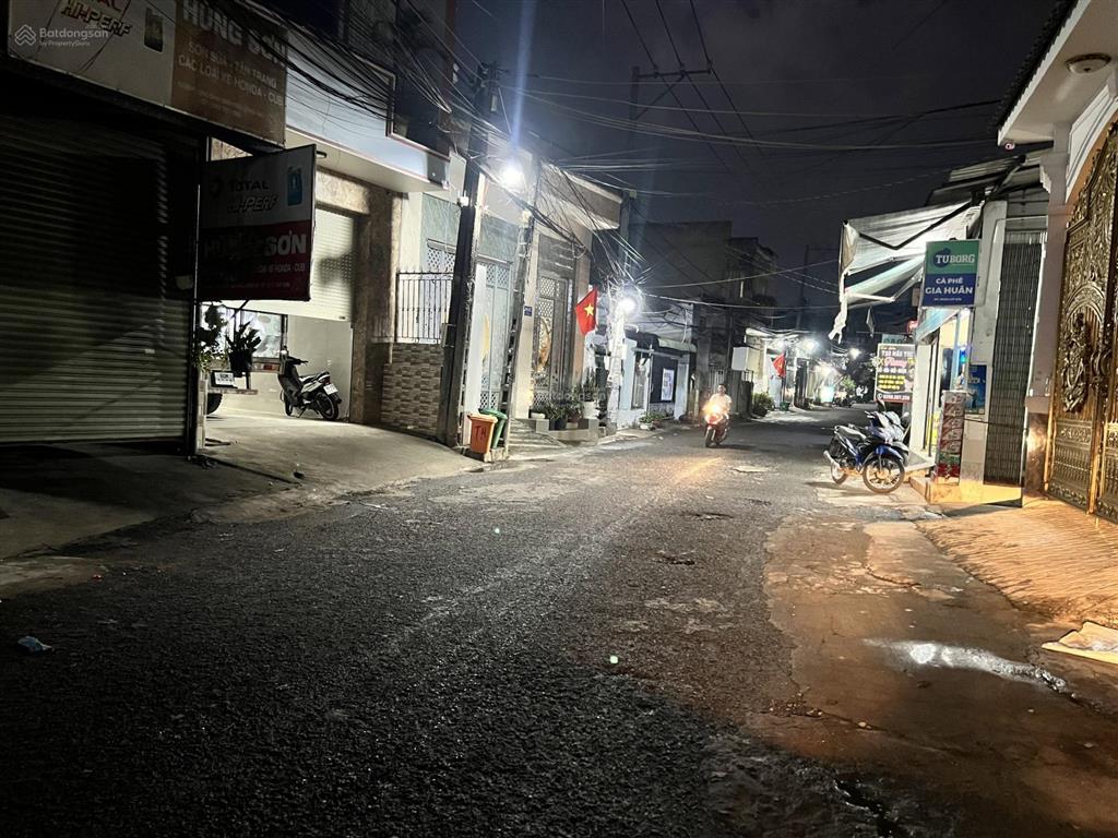 Bán nhà mặt tiền đang kinh doanh buôn bán ngay chợ cổng 10 p. long bình ngay công viên tam hiệp