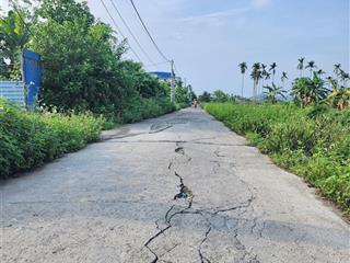 Mặt đường thôn đông, lâm động cũ 2 lô liền kề.đường 6m. không lỗi lầm. tương lai gần đường vành đai