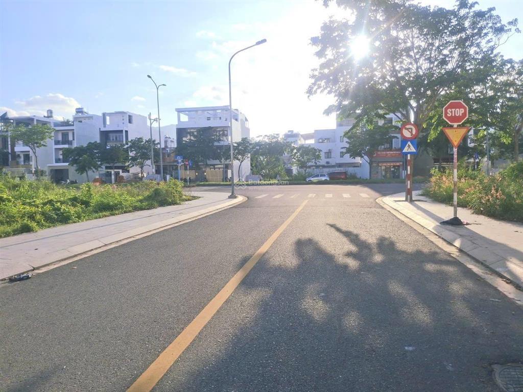 Bán nhà tđc vcn phước long 2 nhà 1 trệt 1 lầu giá 6 tỷ 360 (bao phí)