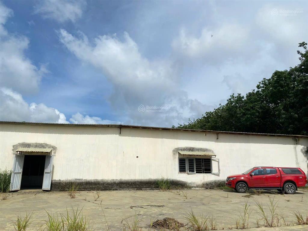 Bán kho xưởng tổng diện tích 6337m2, có 6100m2 thổ cư, xây dựng 2200m2, giá 60 tỷ