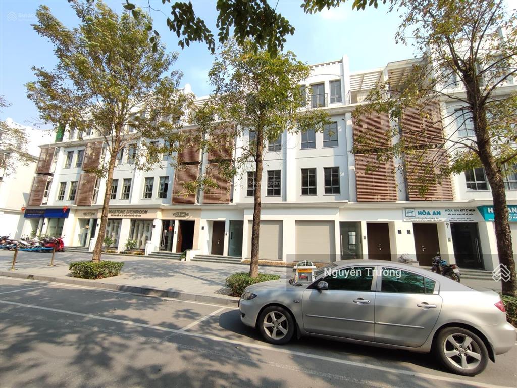 Hot chủ gửi em cần bán nhanh shophouse 2 mặt tiền, vị trí đẹp, full nội thất nhận nhà ngay, sổ đỏ.