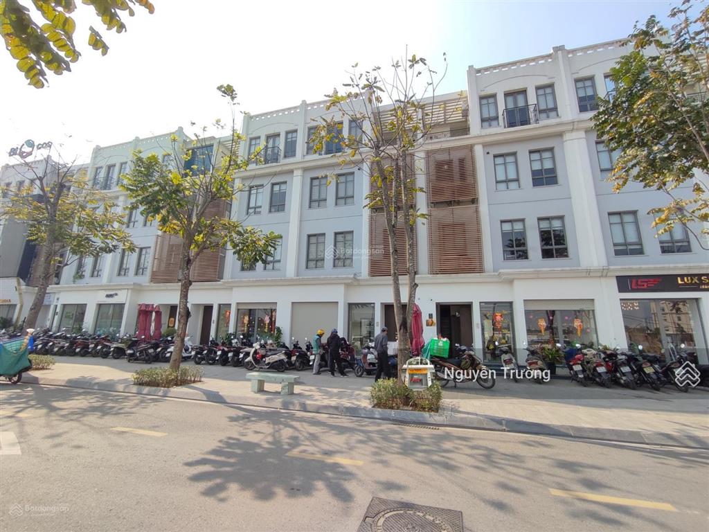 Hot chủ gửi em cần bán nhanh shophouse 2 mặt tiền, vị trí đẹp, full nội thất nhận nhà ngay, sổ đỏ.