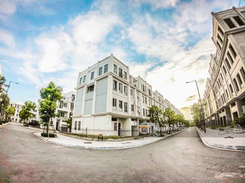 Cần cho thuê căn góc làm văn phòng, kinh doanh, 3 mặt tiền, full nội thất, vị trí đẹp, đường lớn