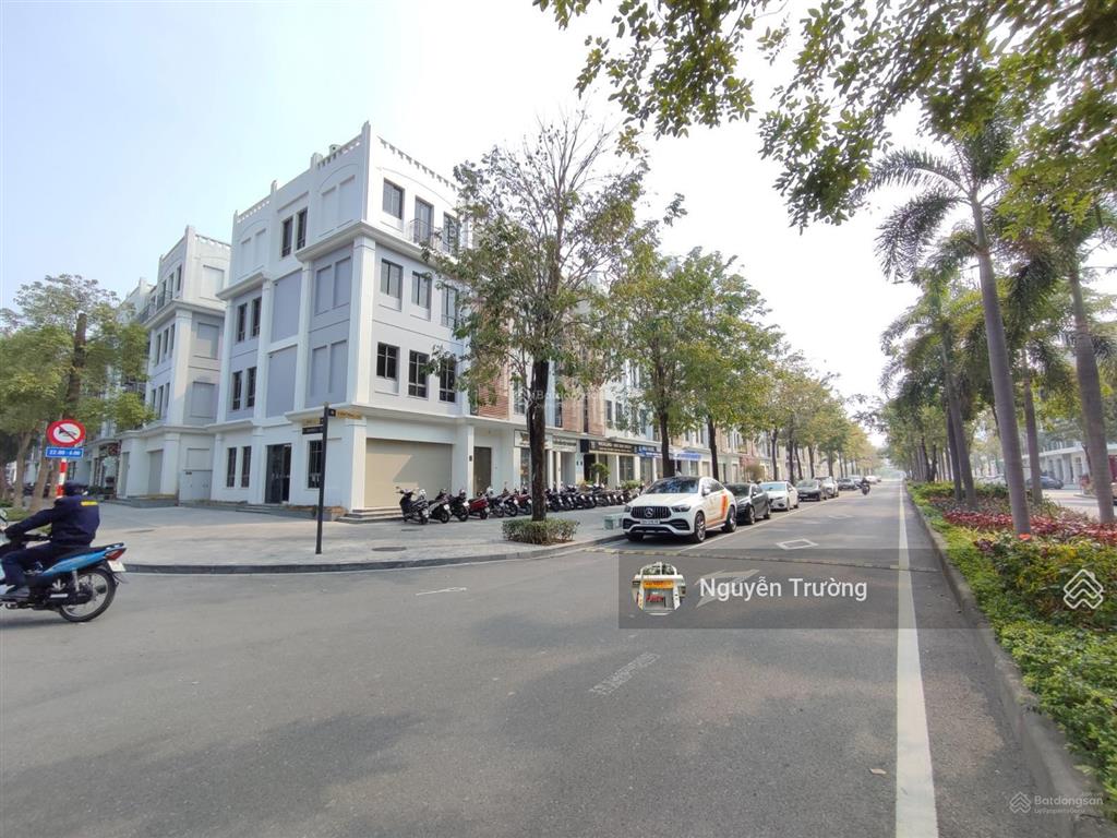 Cần cho thuê căn góc làm văn phòng, kinh doanh, 3 mặt tiền, full nội thất, vị trí đẹp, đường lớn