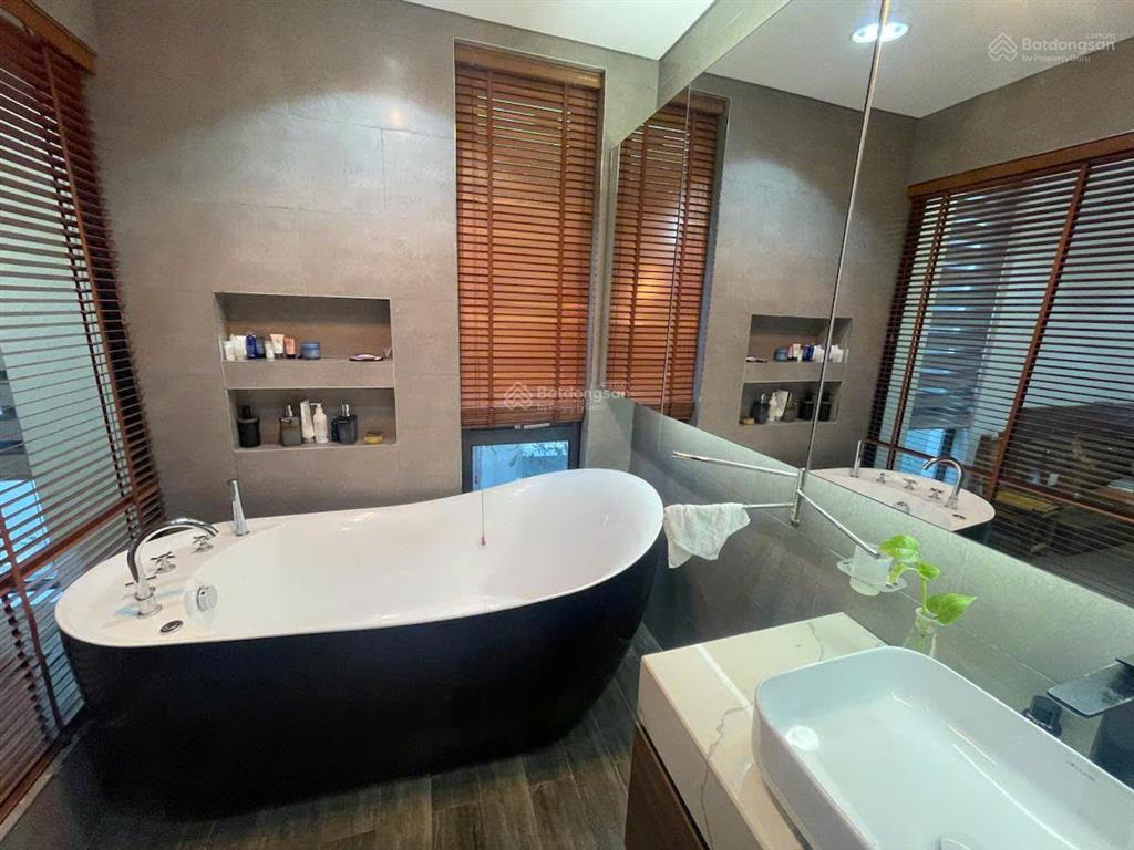 Chính chủ gửi bán biệt thự song lập kđt sunny garden dt 180m2 full nội thất. giá 23.5 tỷ