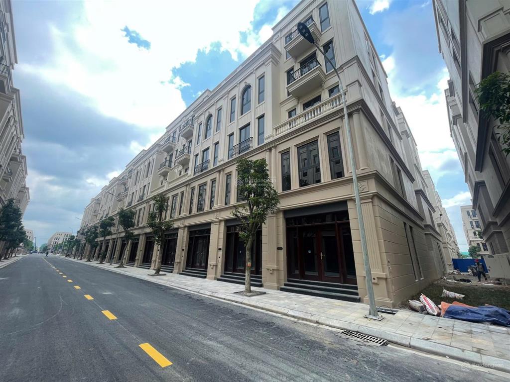 Căn shophouse cách vincom chỉ vài bước chân. chỉ cần kh thiện chí. alo em ép giá