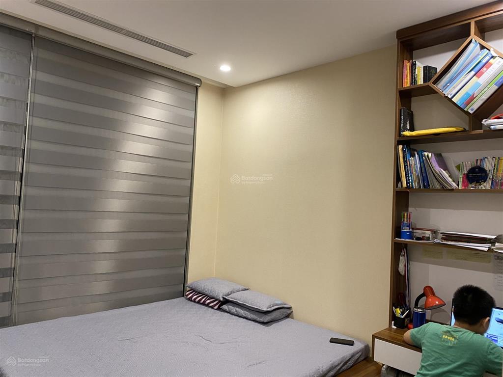 Cần bán căn 2 ngủ 2 vệ sinh full đồ, tầng cao hướng mát dự án vinhomes symphony