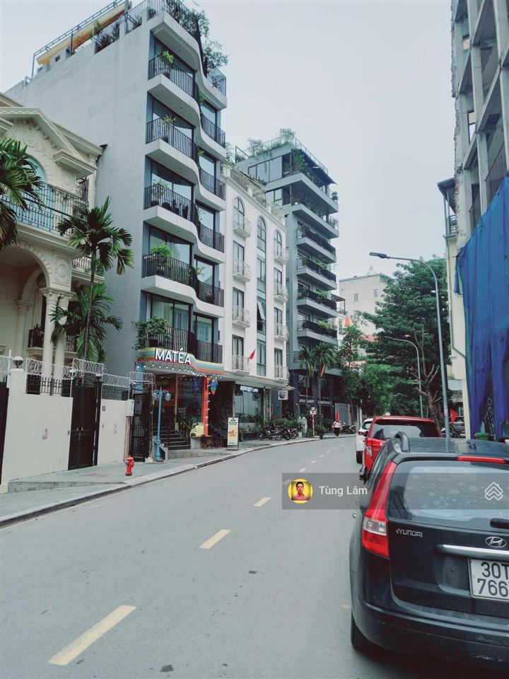 Ảnh thật  mp tô ngọc vânxuân diệu, phường quảng an góc 2 mặt tiền du khách nước ngoài đông đúc
