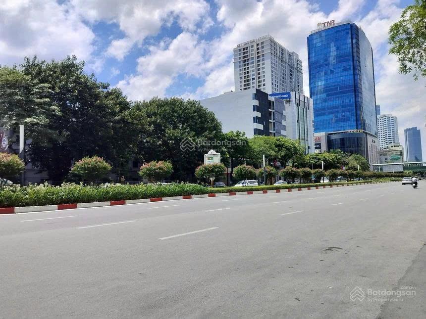 Bán nhà mặt phố Nguyễn Chí Thanh, Đống Đa, vị trí đắc địa, cho thuê 100tr/tháng