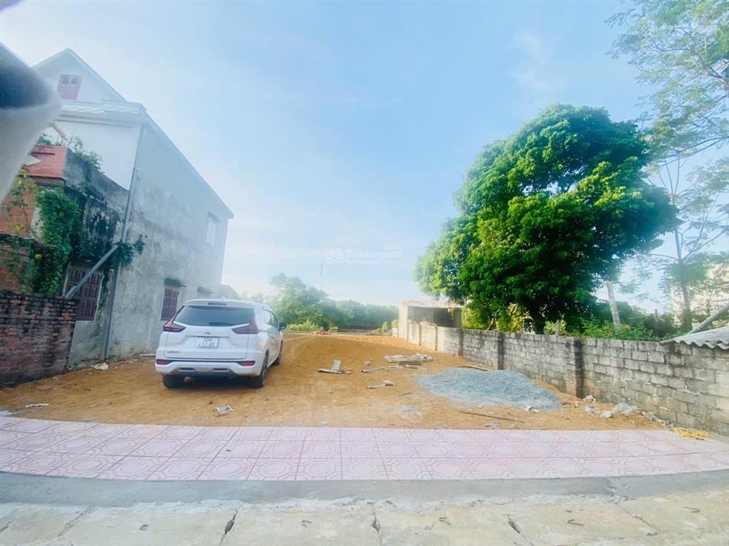 Chính chủ bán gấp đất hoà lạc ngay gần uỷ ban xã phú cát 335m2 mt 12m giá 15.5tr/m2,  0977 514 ***