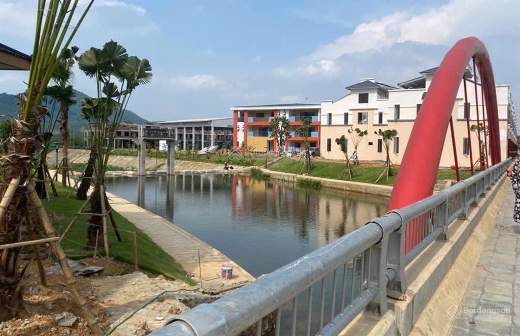 Bán đất cạnh hồ, ủy ban nay là xã phú cát 150m2 thổ cư 100% giá quanh 4.05 tỷ 0977 514 ***
