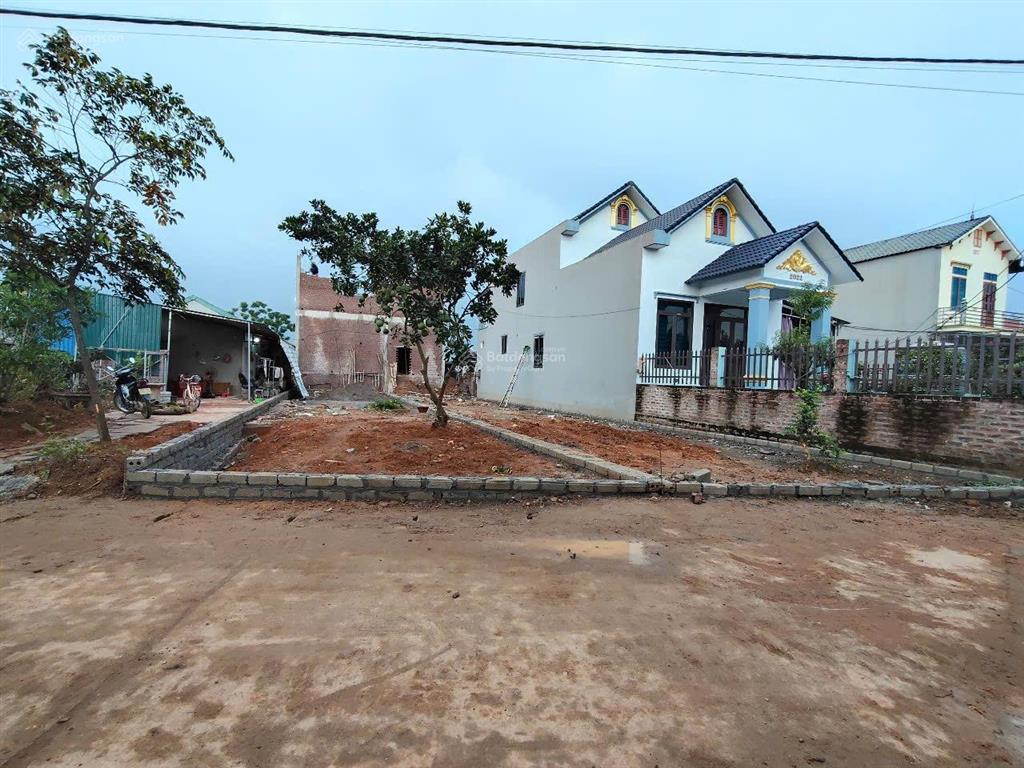 Bán đất cạnh hồ, ủy ban nay là xã phú cát 150m2 thổ cư 100% giá quanh 4.05 tỷ 0977 514 ***
