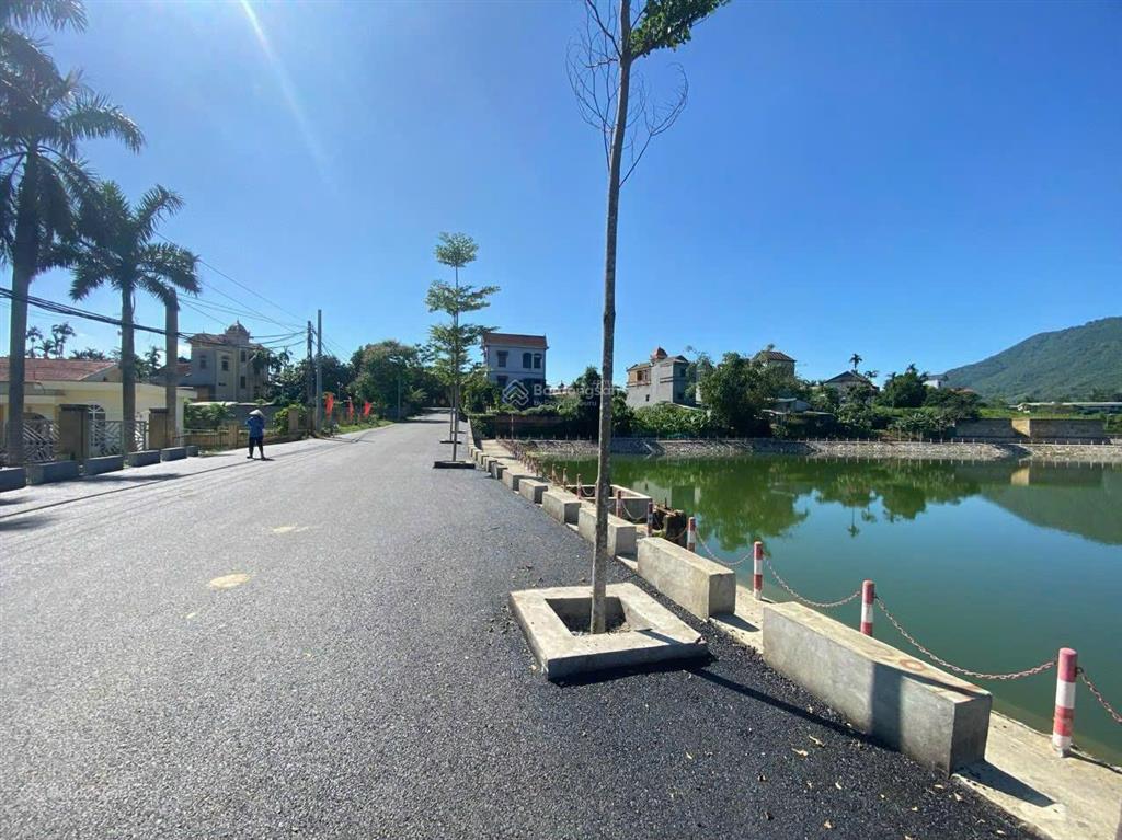 Bán đất cạnh hồ, ủy ban nay là xã phú cát 150m2 thổ cư 100% giá quanh 4.05 tỷ 0977 514 ***