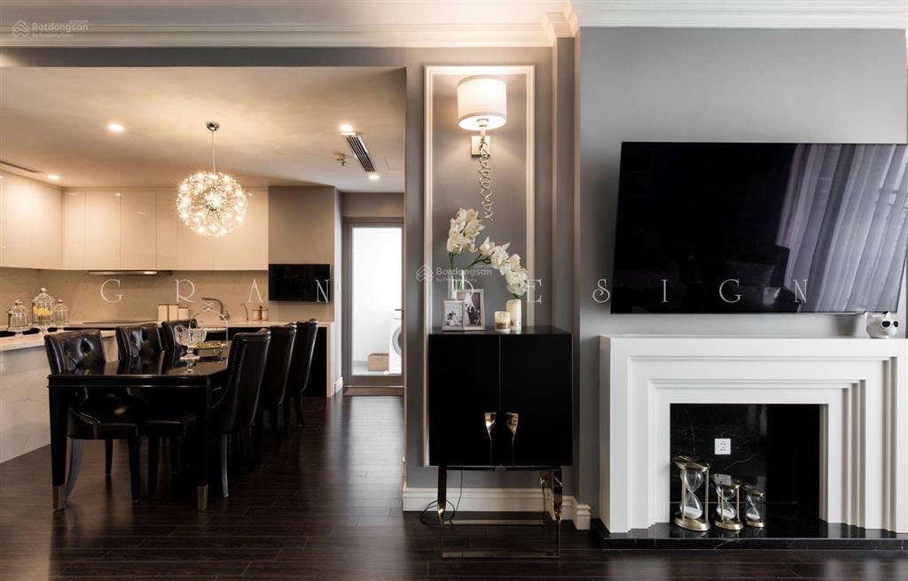 Cần bán gấp căn góc đông nam toà park 7 times city.  0913 406 ***