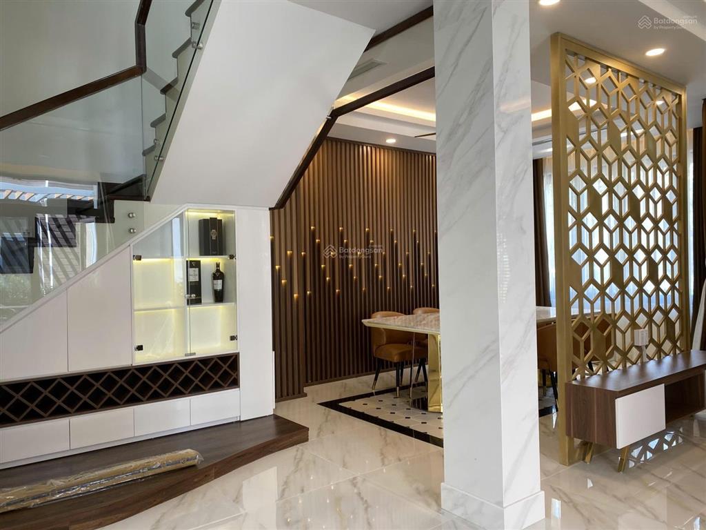 Bán lucasta full nội thất cao cấp, sẵn hđt 35tr/ tháng, nhà đối diện công viên thoáng, giá 25.3 tỷ