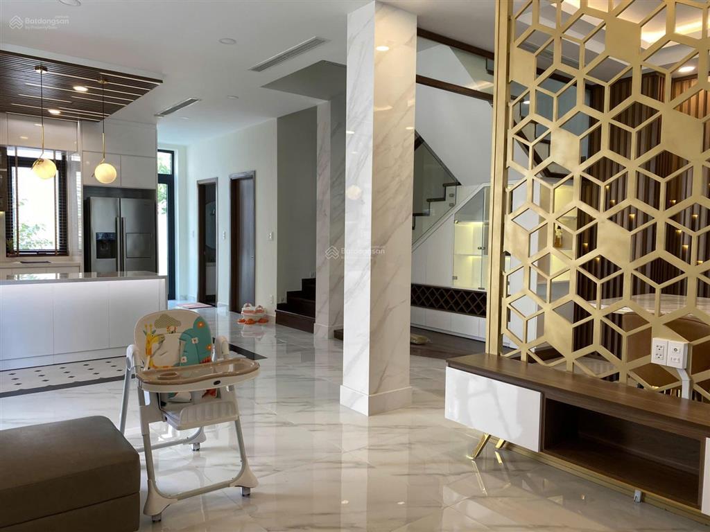 Bán lucasta full nội thất cao cấp, sẵn hđt 35tr/ tháng, nhà đối diện công viên thoáng, giá 25.3 tỷ