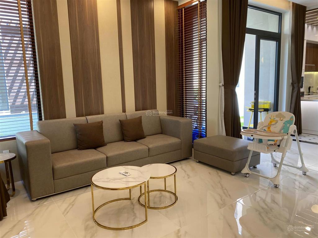 Bán lucasta full nội thất cao cấp, sẵn hđt 35tr/ tháng, nhà đối diện công viên thoáng, giá 25.3 tỷ