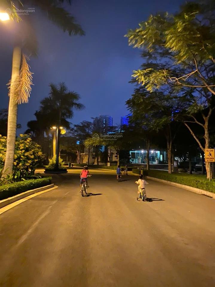 Bán lucasta full nội thất cao cấp, sẵn hđt 35tr/ tháng, nhà đối diện công viên thoáng, giá 25.3 tỷ