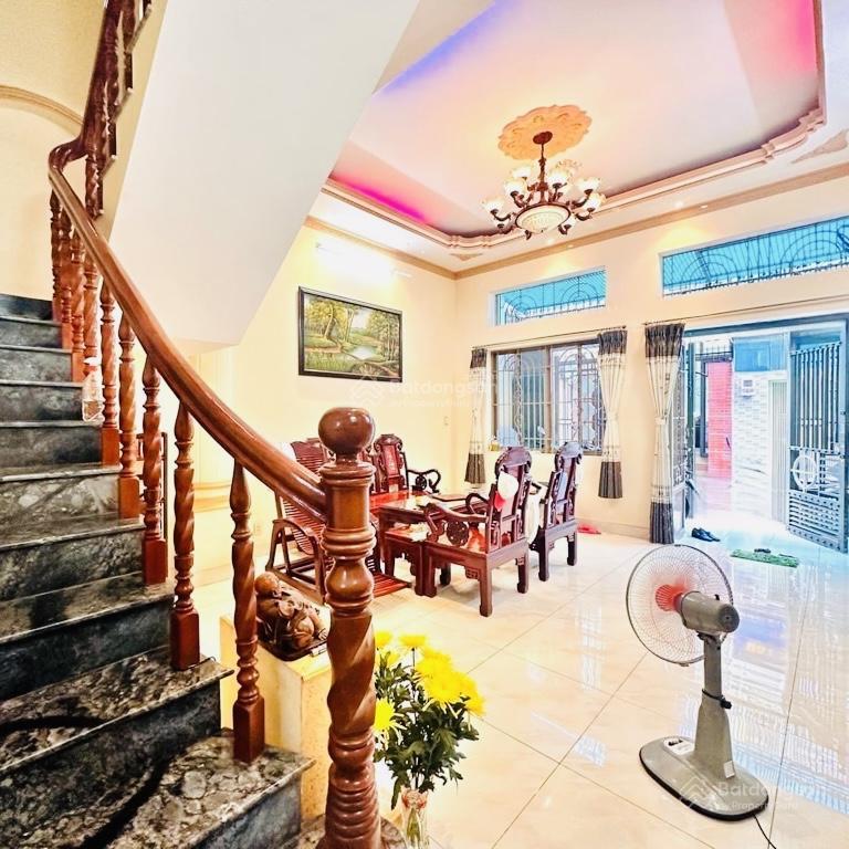 Chốt nhanh kẻo mất! nhà 3 tầng đúc cmt8, ngang 5m, sổ sẵn  giá chỉ 9 tỷ