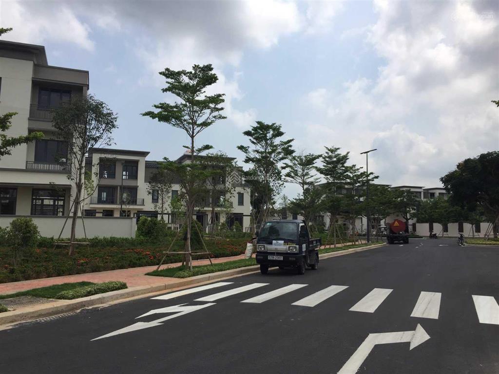 Chính chủ cần bán căn nhà phố small swan park đất 107m2 xây dựng 123m2. giá bán nhận nhà 4.7 tỷ