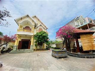 Biệt thự gỗ lim truyền thống ngay trung tâm dĩ an 550m2