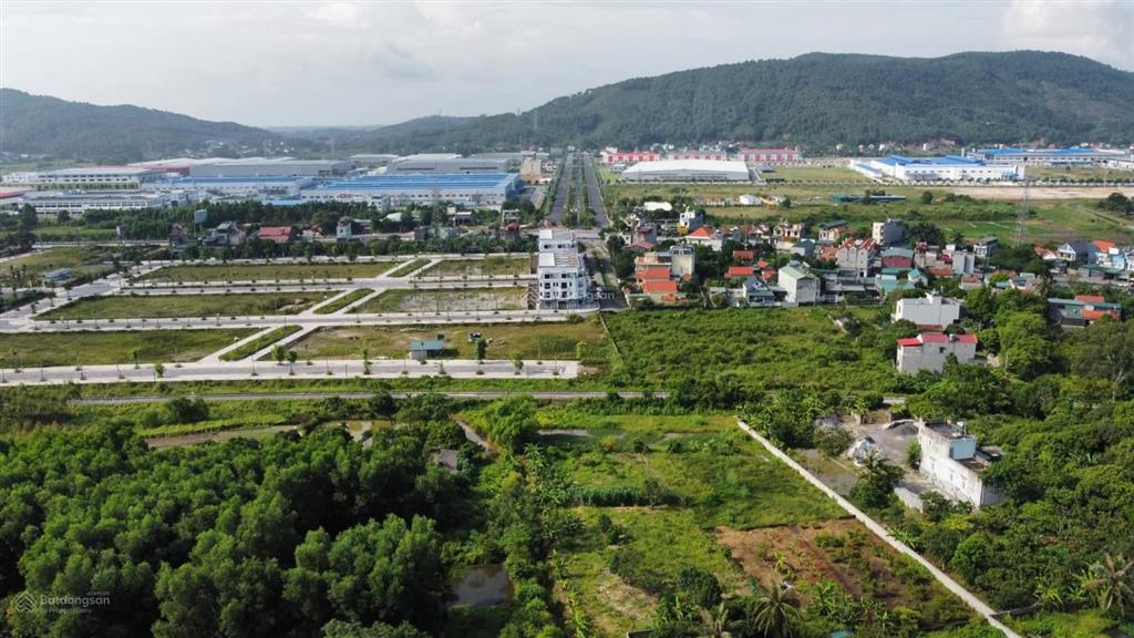 Chính chủ cần bán lô đất gần 3000m2 có 400m2 thổ cư. đường ô tô đánh võng, thông hai đầu