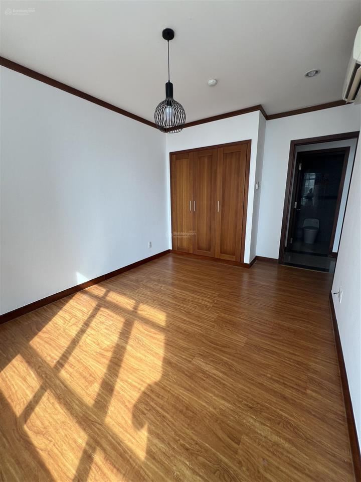 Giỏ hàng ch giai việt trống hoặc full nt cho thuê. 3pn dt lớn 150m2 giá 15tr, view đẹp thoáng mát