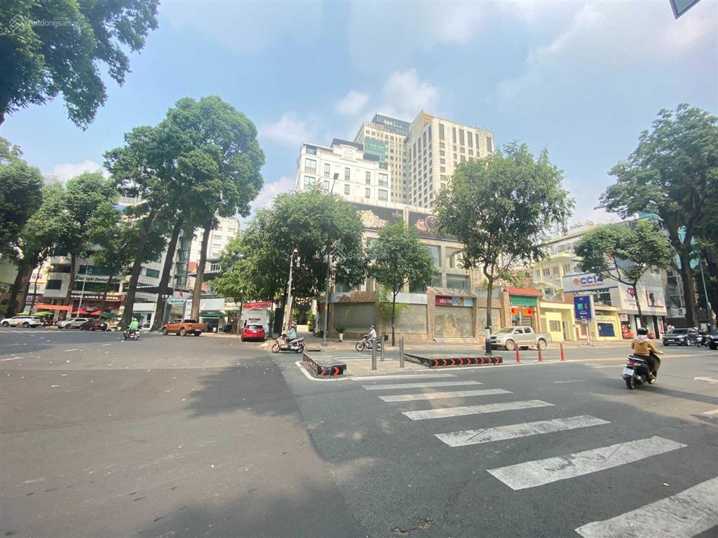 Cho thuê 2 mặt tiền 10 phạm ngọc thạch và hồ con rùa, q3, dt 18x30m, 1 trệt 3 lầu, dtsd 2.200 m2