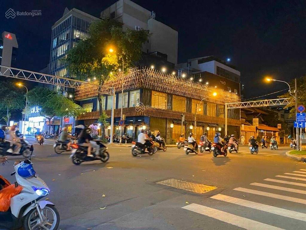 Cho thuê 2 mặt tiền số 104 hai bà trưng  ntmk, q1, dt 25x20m, 1 trệt 2 lầu, dtsd 1.500m2